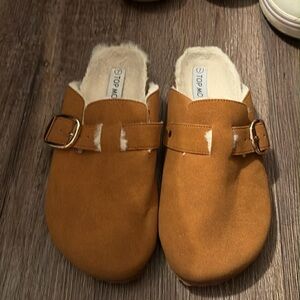 TOP Moda Camel Buckle Slippers